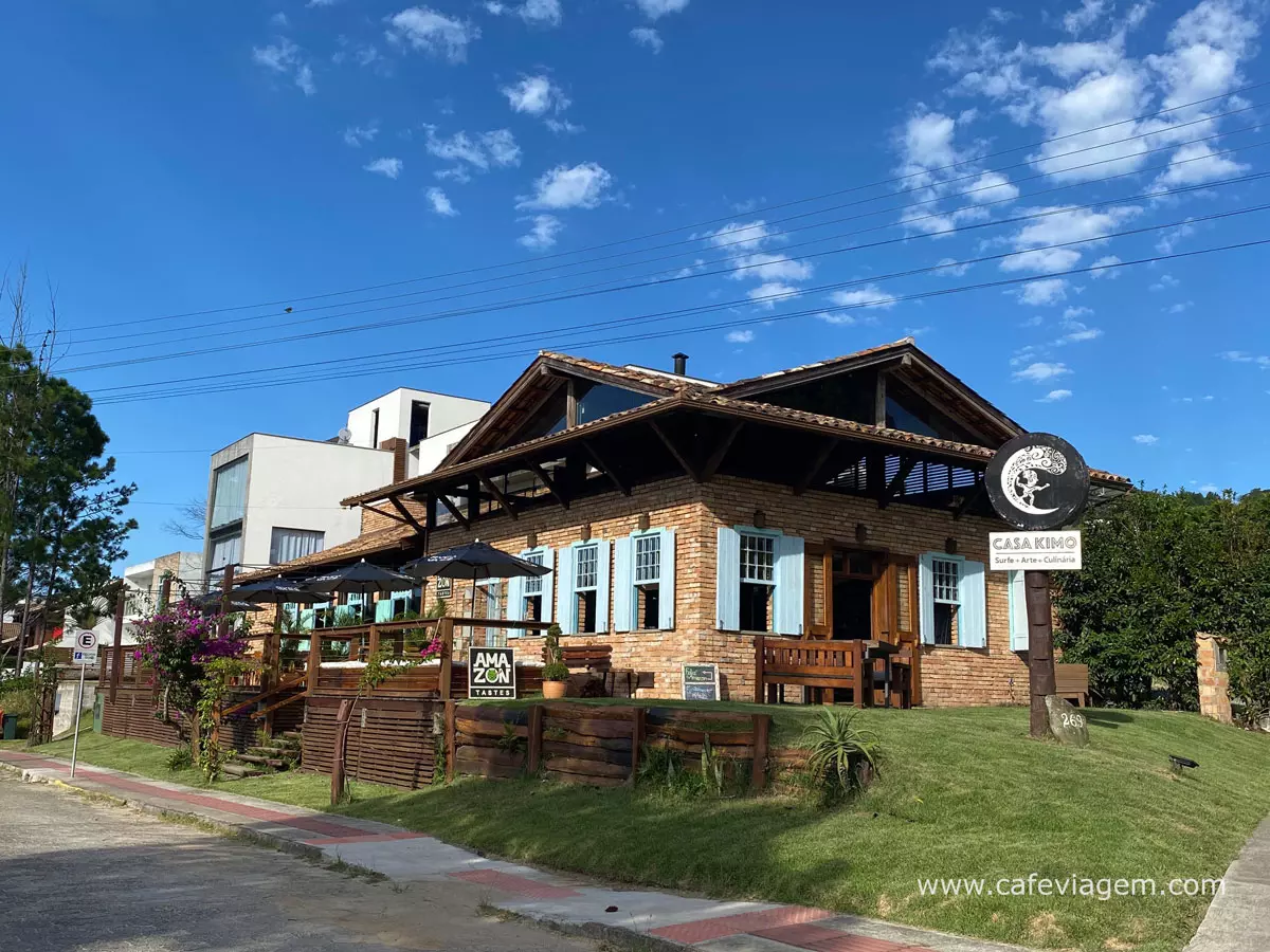 Fachada da Casa Kimo - Casa centenária de tijolinhos e janelas azuis em Garopaba, SC